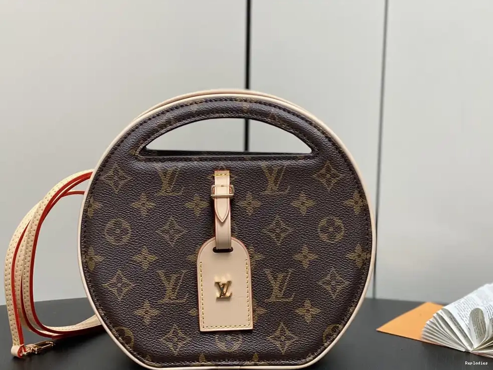 Around LOUIS PM VUITTON Me 0612